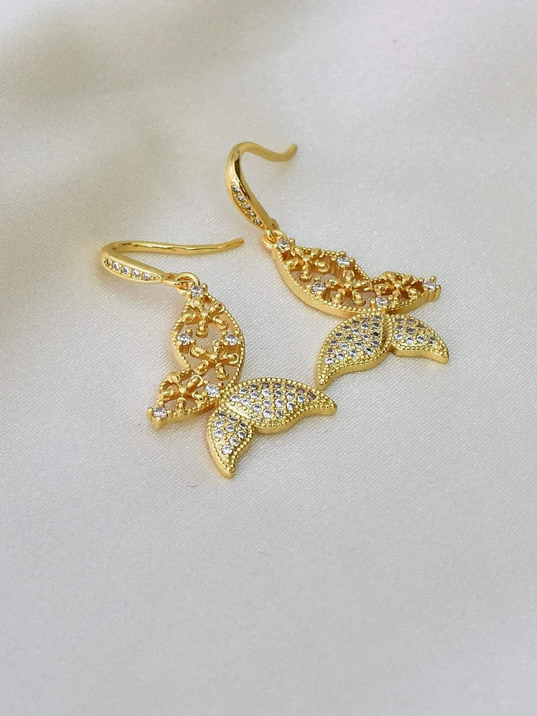 

Klissaa Gold-Toned & White Contemporary Jhumkas Earrings