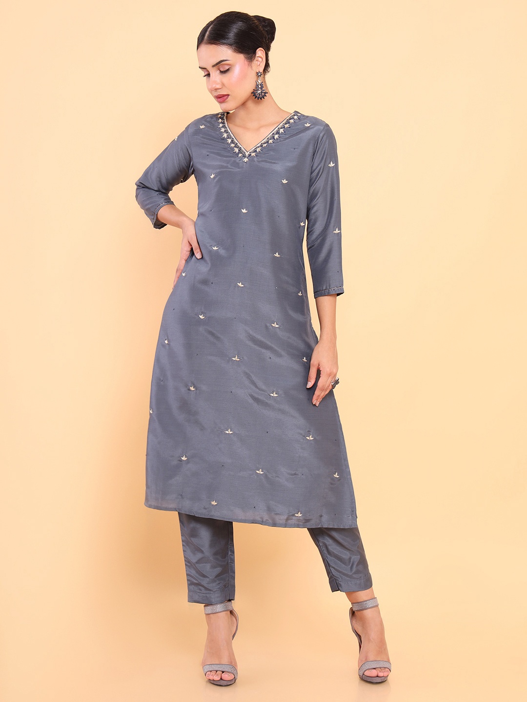 

Soch Women Grey Floral Embroidered Thread Work Pure Silk Kurta with Trousers