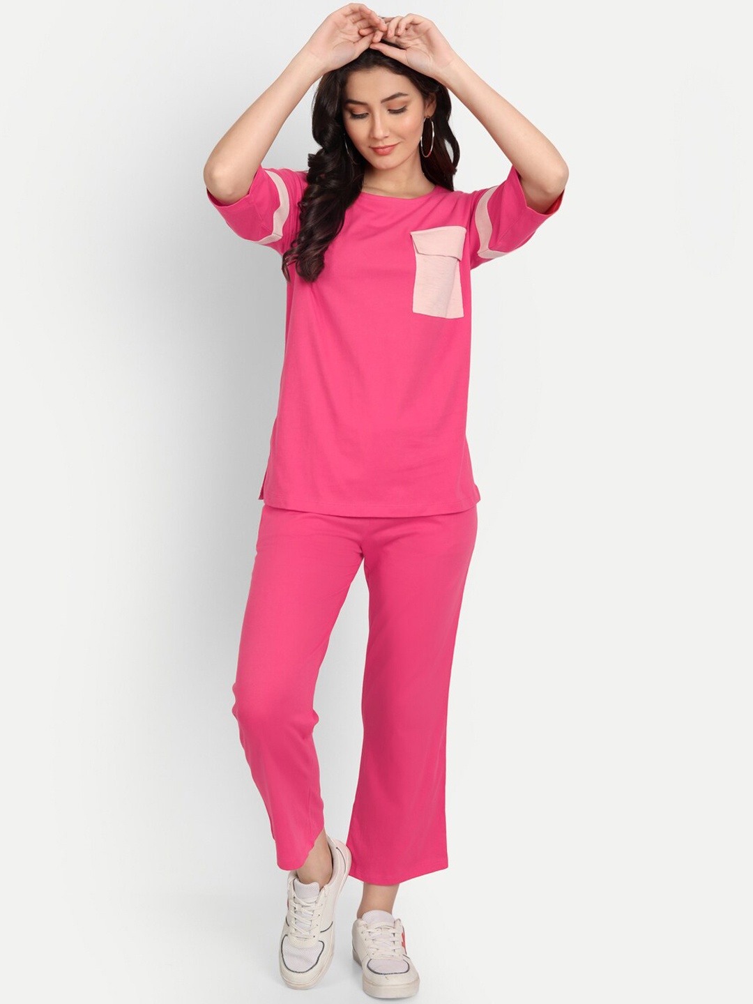 

Sttavoss Women Oomps Pink Solid Pure Cotton T-shirt & Trousers Co-ords
