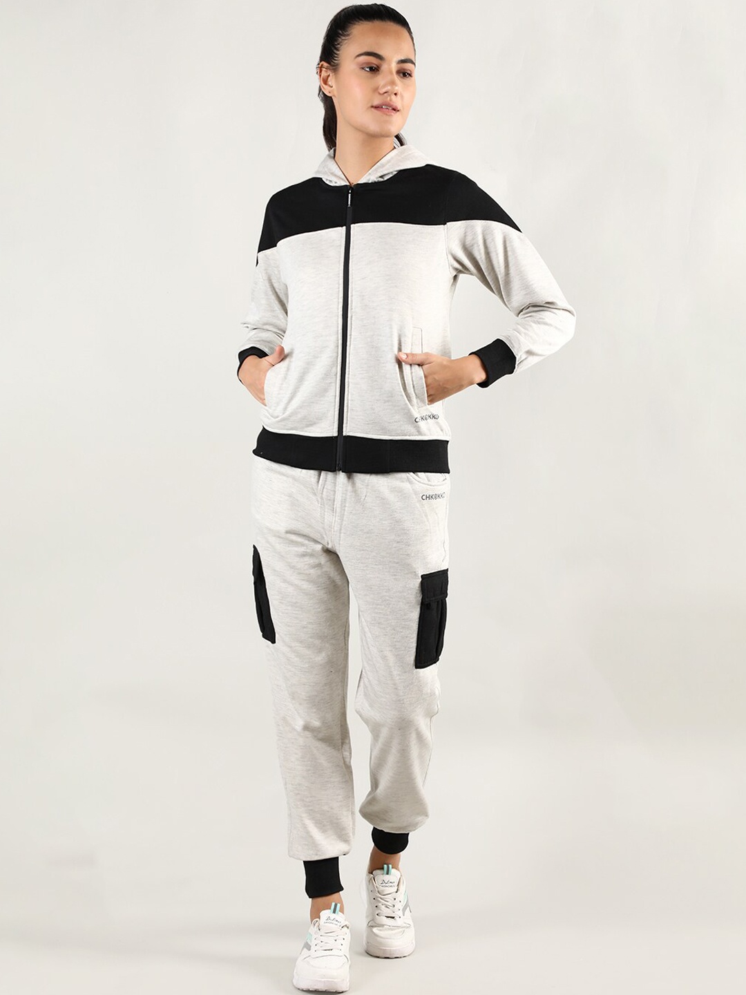 

CHKOKKO Women Grey & Black Solid Tracksuit