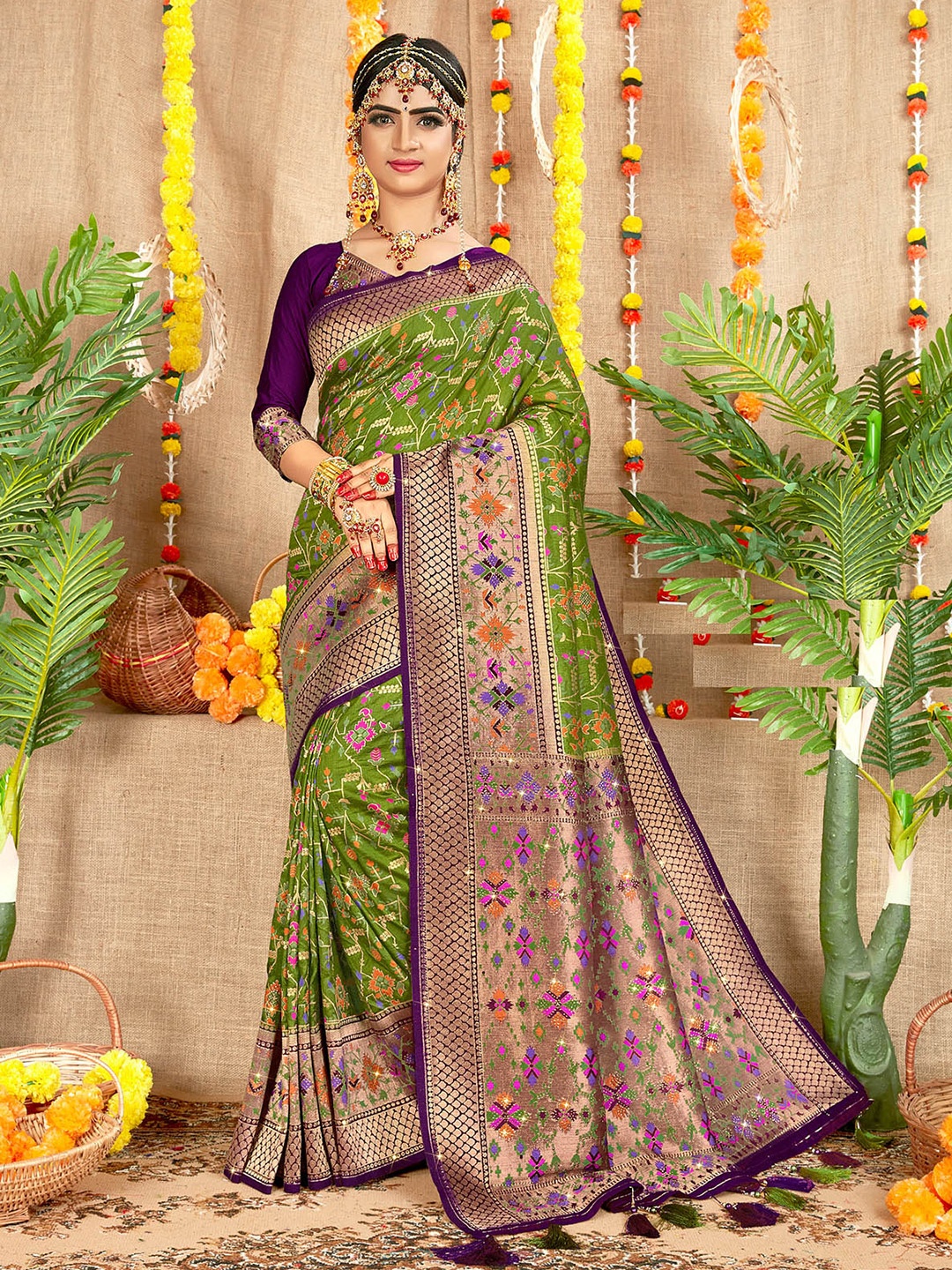 

ODETTE Green & Gold-Toned Floral Zari Silk Blend Saree