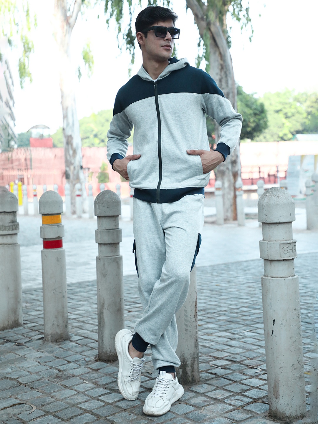 

CHKOKKO Men Black & Cream-Coloured Colourclocked Tracksuit