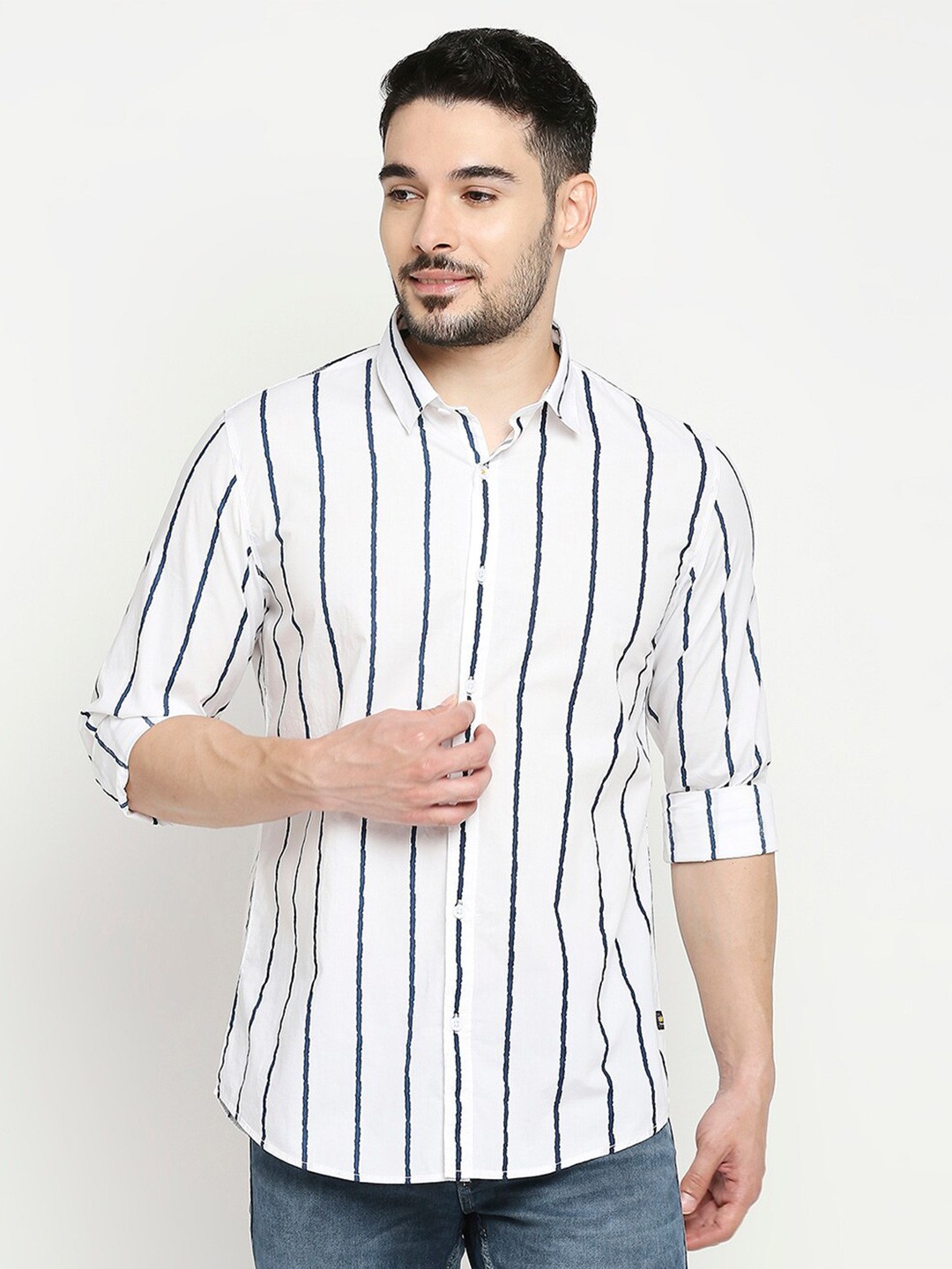 

SPYKAR Men White & Blue Slim Fit Vertical Striped Cotton Casual Shirt