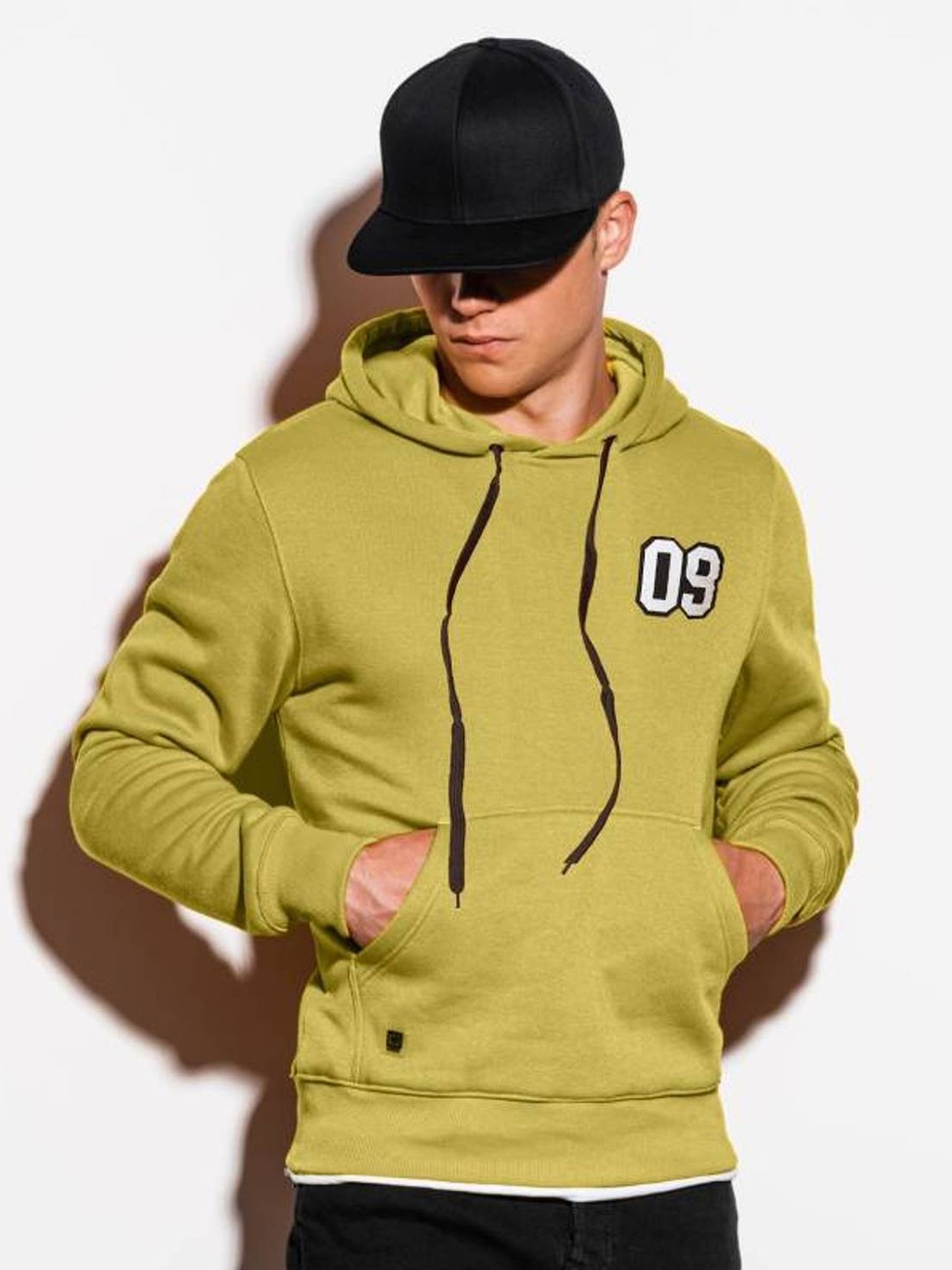 

Rodzen Men Green Solid Sweatshirt