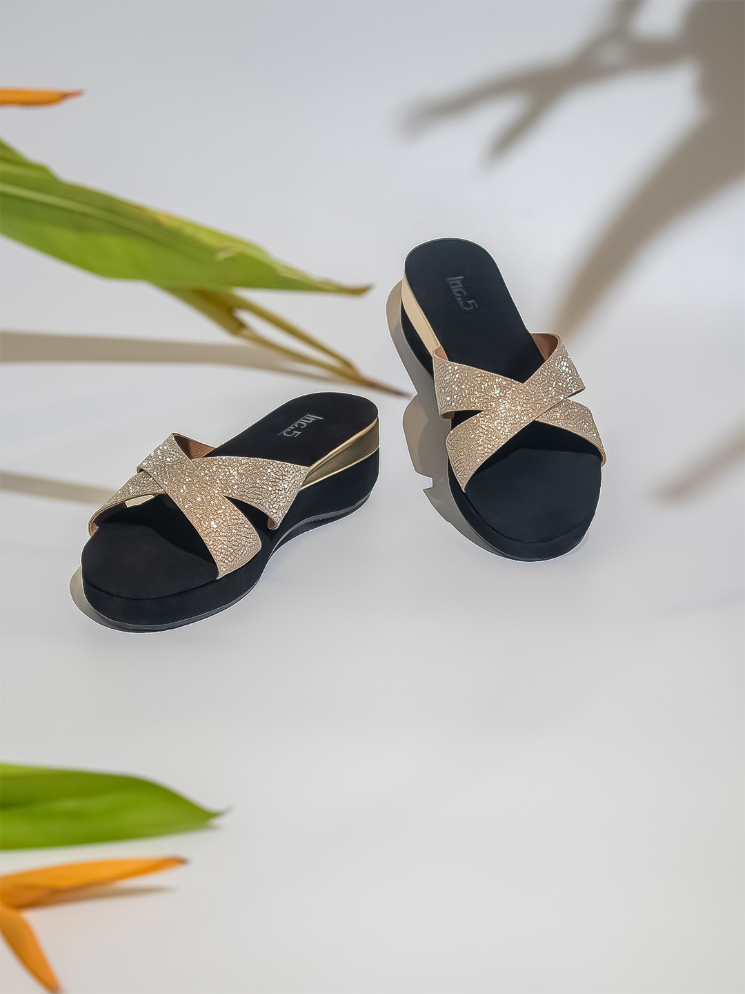 

Inc 5 Black & White Textured Flatform Sandals