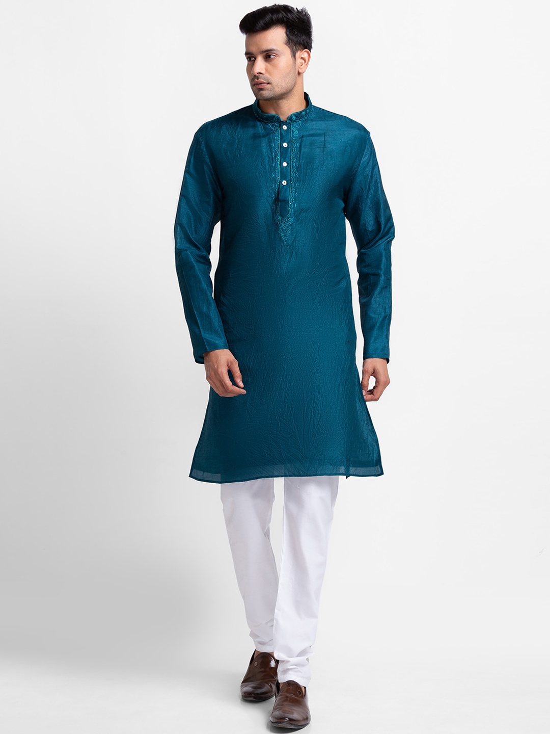 

SARVAMOHAN Men Teal Kurta with Churidar