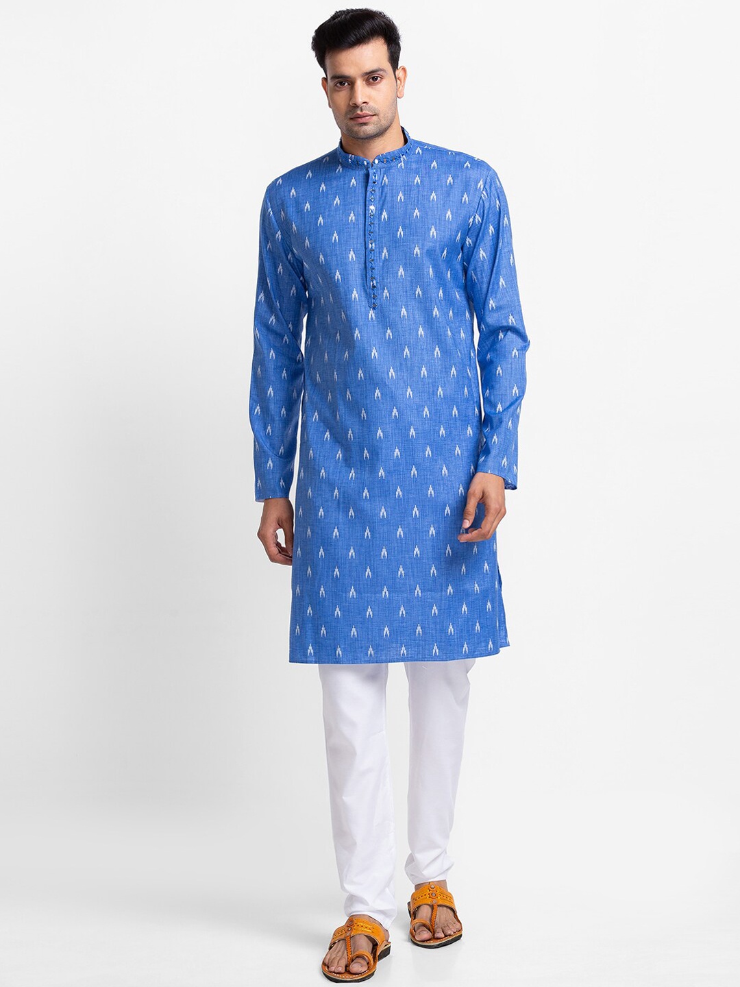 

SARVAMOHAN Men Blue Kurta with Churidar