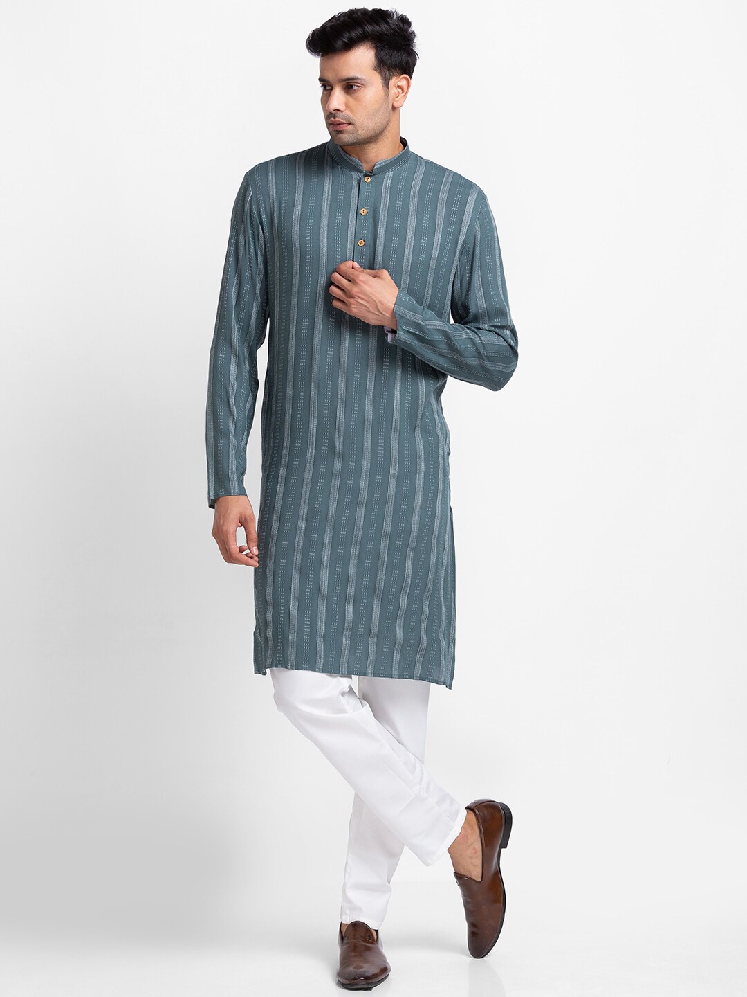 

SARVAMOHAN Men Grey Striped Kurta with Pyjamas