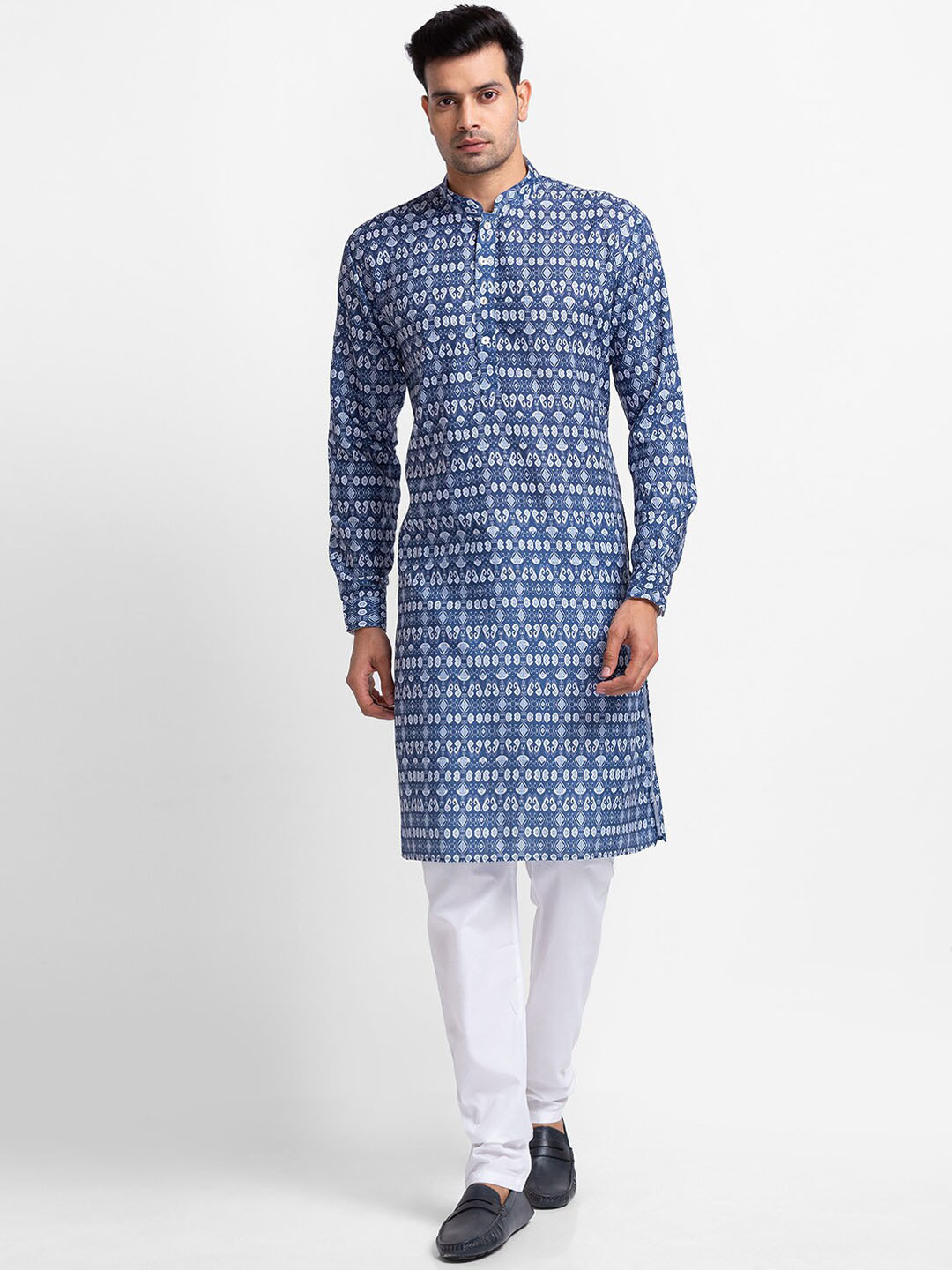 

SARVAMOHAN Men Blue & White Ethnic Motifs Printed Kurta With Churidar