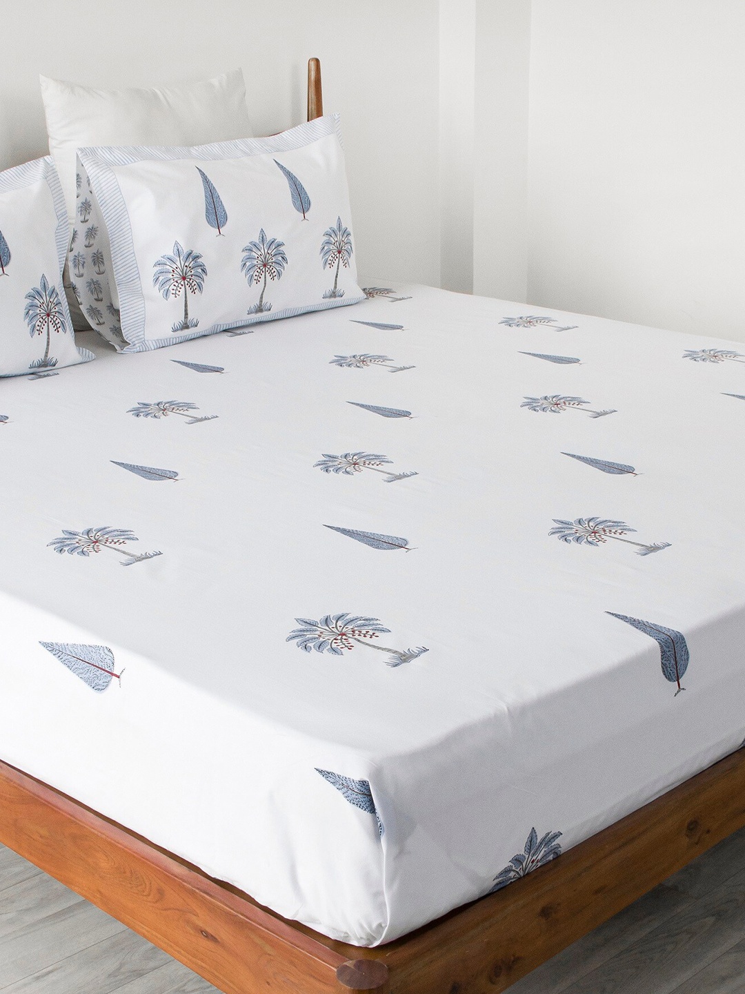 

HOMEMONDE Blue & White Floral 300 TC Queen Bedsheet with 2 Pillow Covers