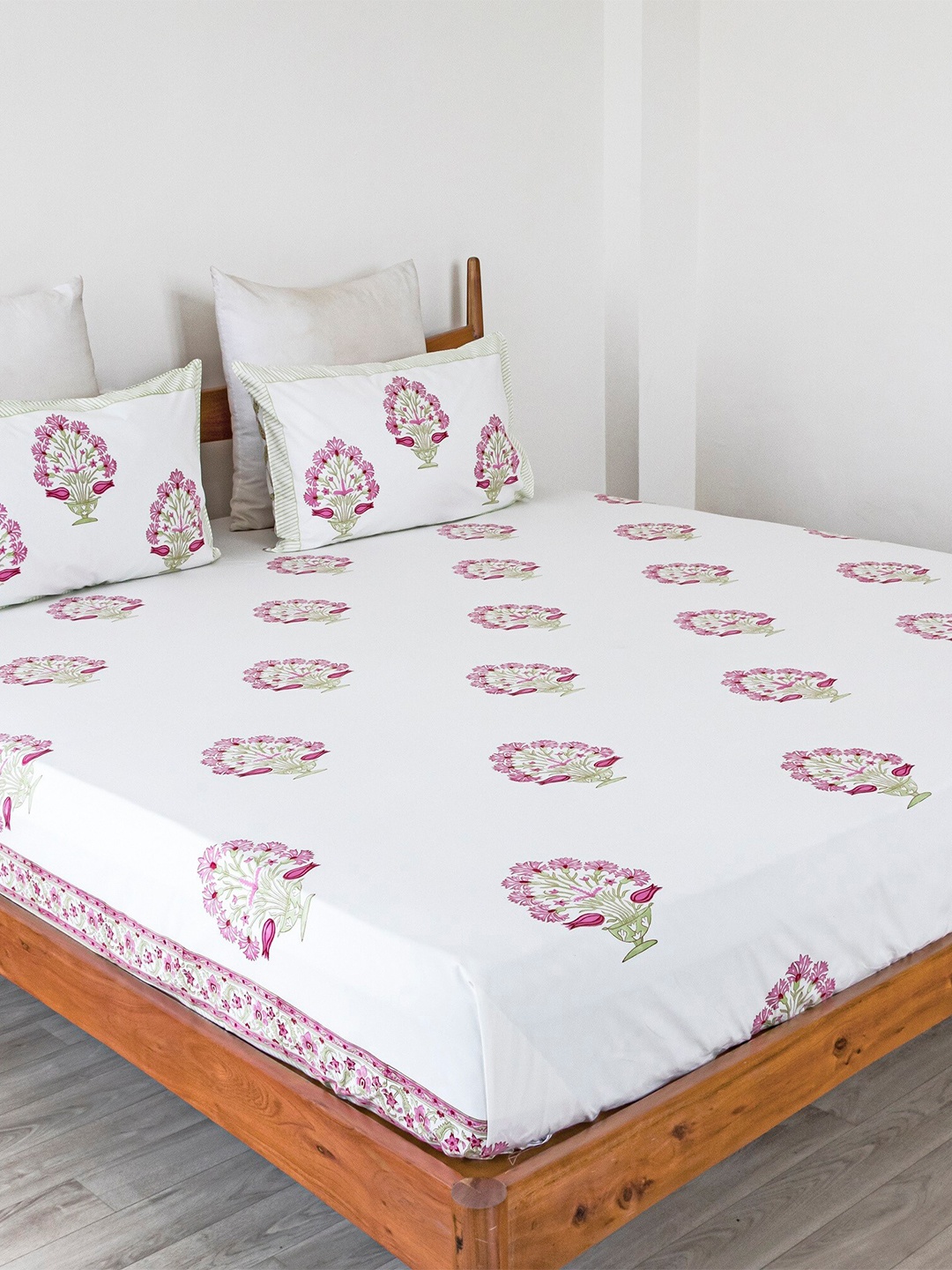 

HOMEMONDE White & Peach-Coloured Floral 300 TC Queen Bedsheet with 2 Pillow Covers