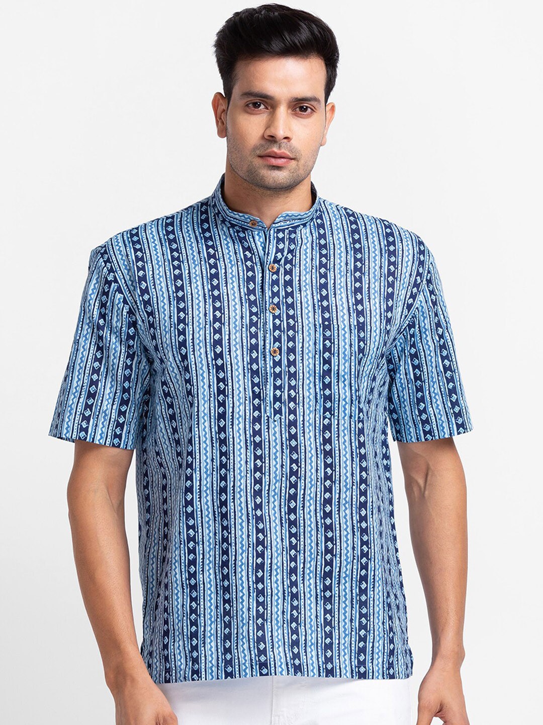 

SARVAMOHAN Men Blue Geometric Printed Indie Prints Kurta