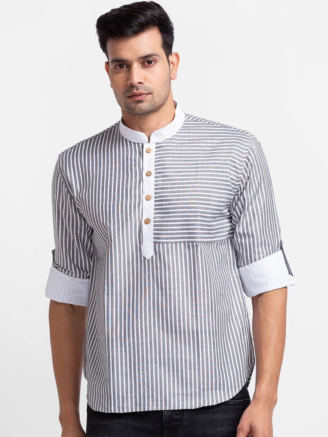 

SARVAMOHAN Men Black & White Cotton Striped Kurta