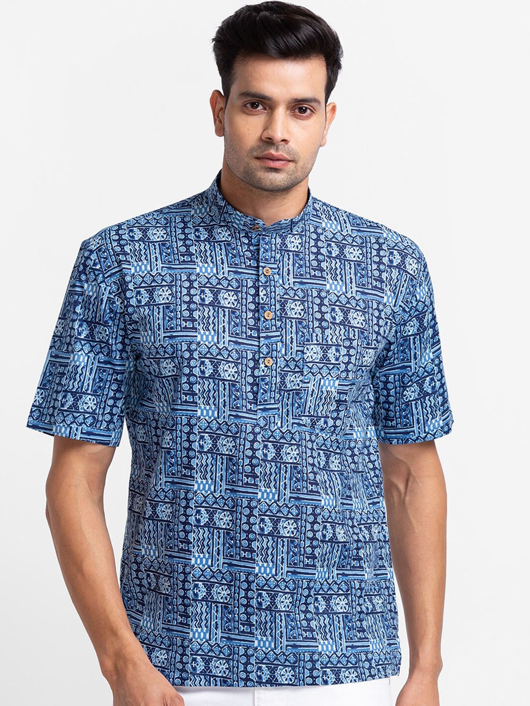 

SARVAMOHAN Men Blue Geometric Printed Kurta