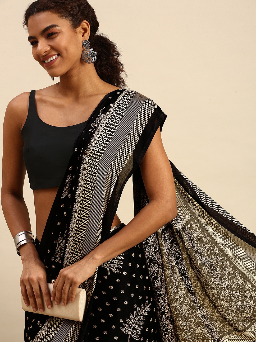 

RACHNA Black & Gold-Toned Ethnic Motifs Brasso Saree