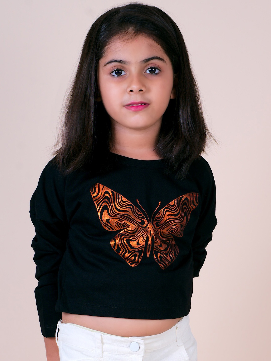 

Little Carrot Girls Black Printed Extended Sleeves Slim Fit Cotton T-shirt