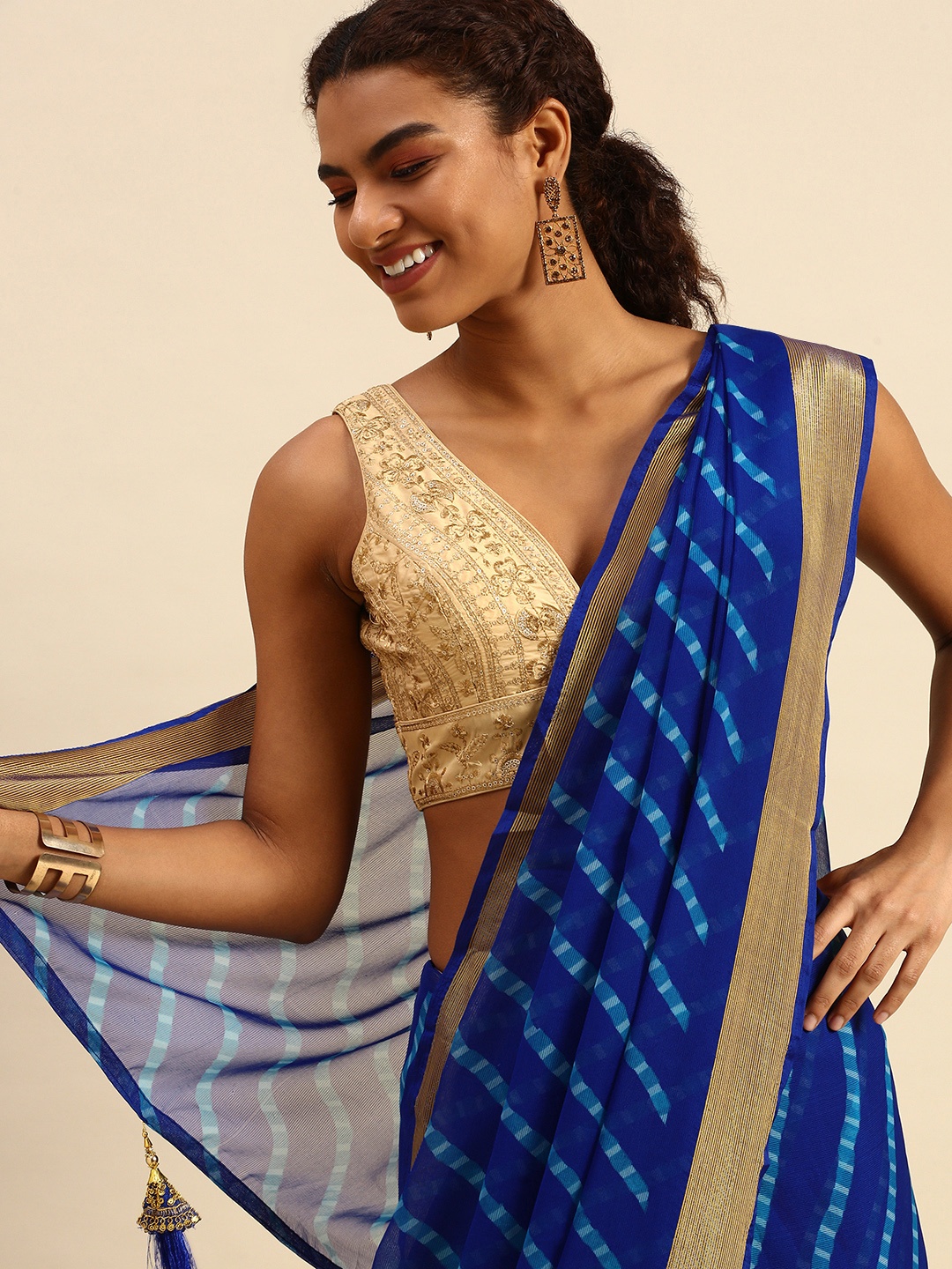 

RACHNA Navy Blue & White Striped Chiffon Saree