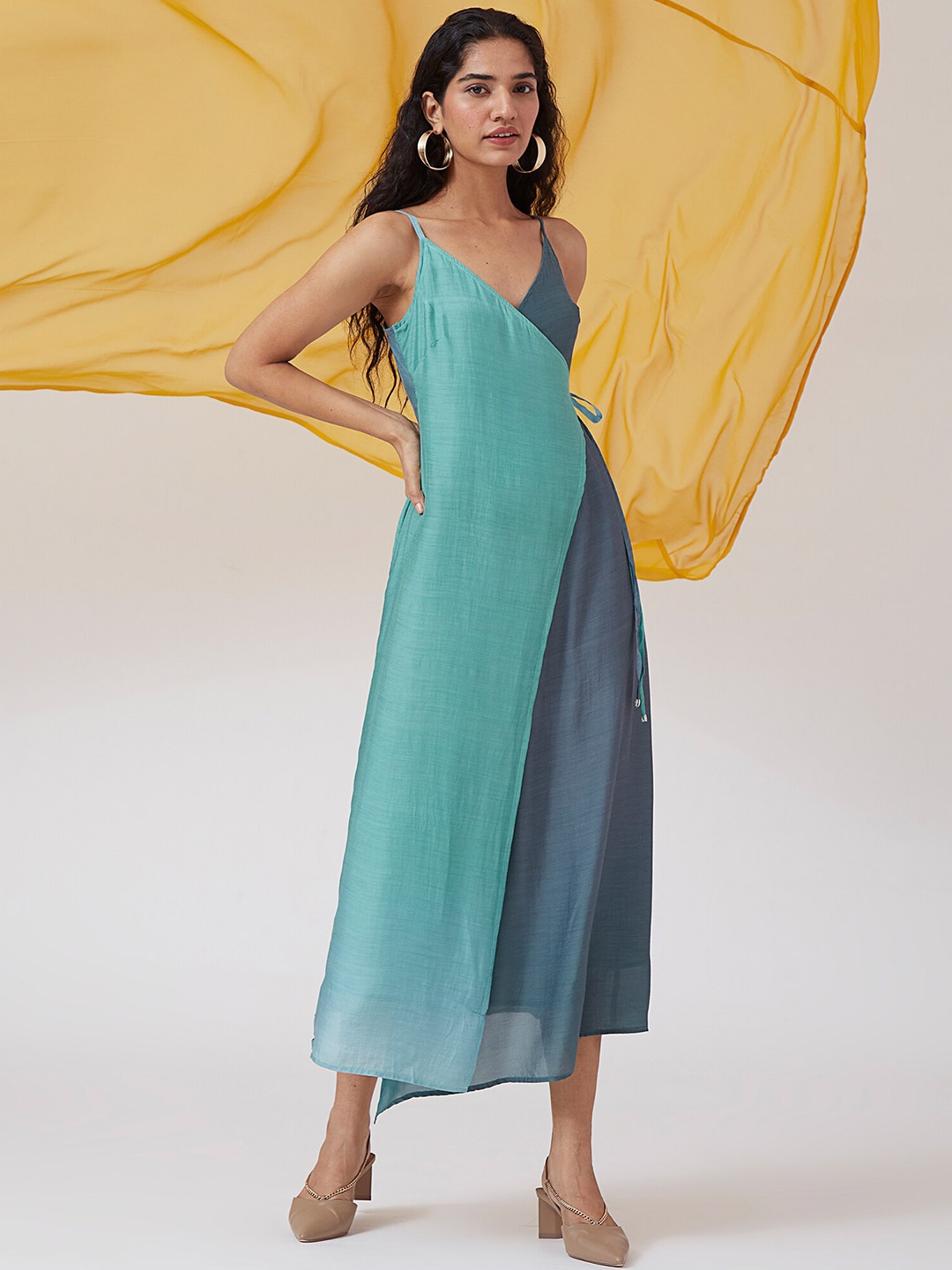 

OKHAI Sea Women Green & Grey Colourblocked Shoulder Straps Midi Dress, Sea green