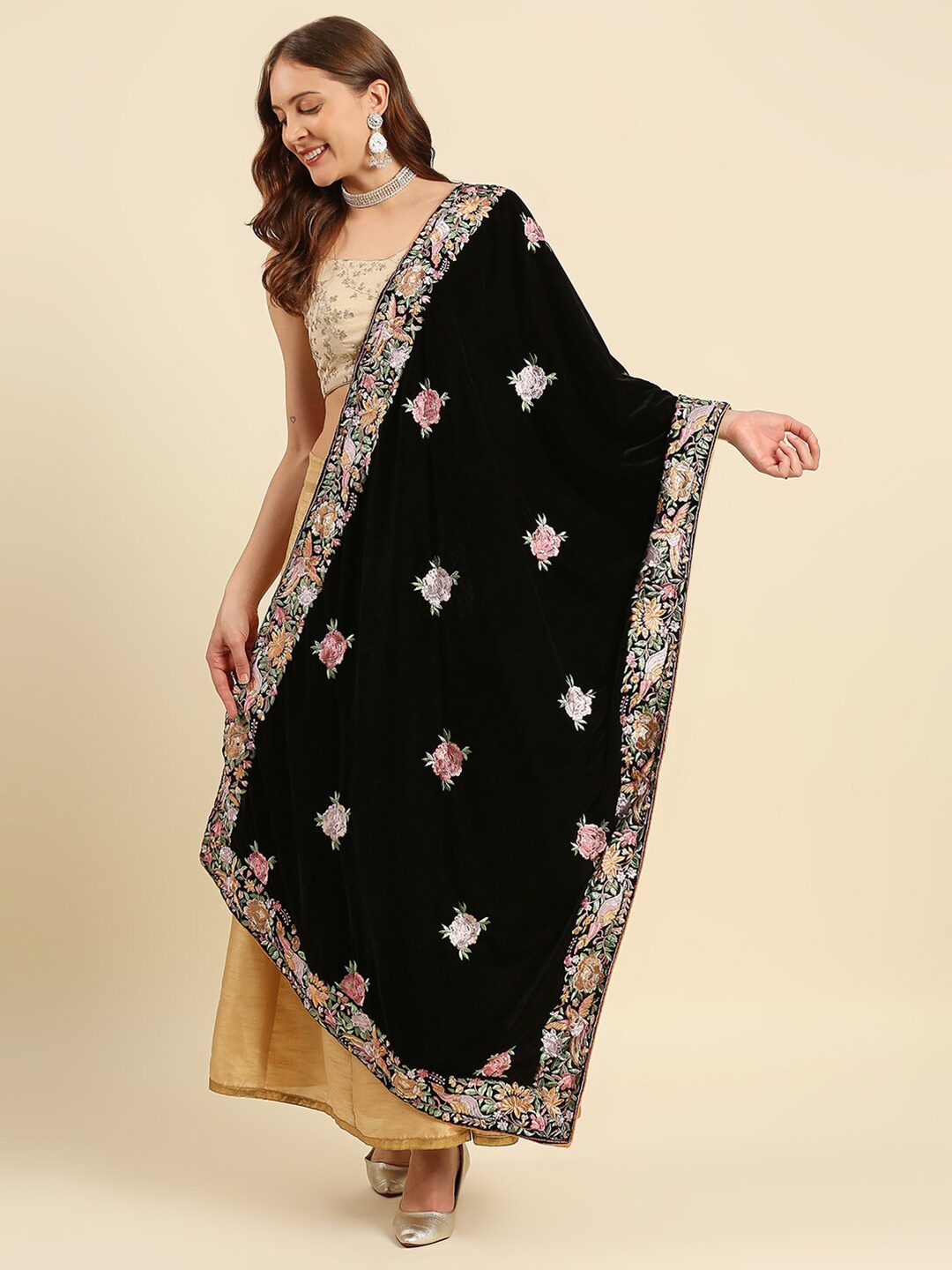 

Dupatta Bazaar Women Black & Silver-Toned Embroidered Velvet Dupatta