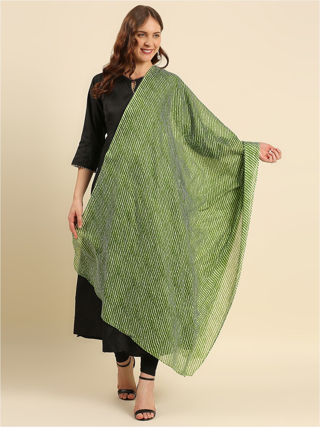

Dupatta Bazaar Women Green & White Leheriya Printed Pure Cotton Dupatta