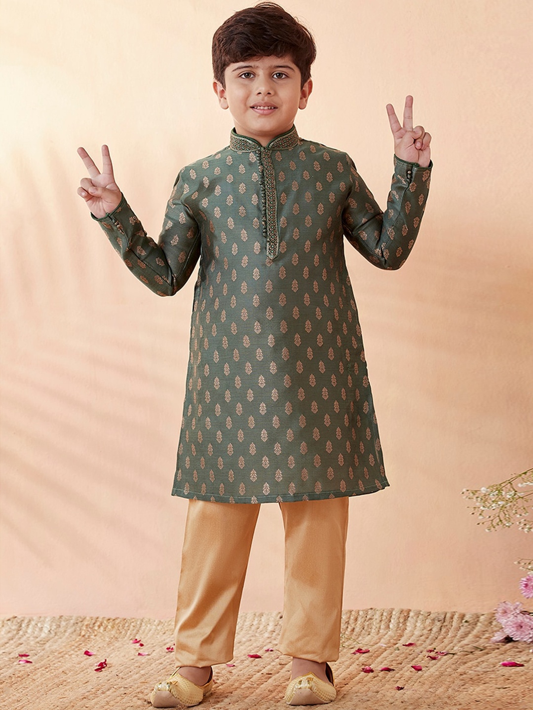 

Manyavar Boys Ethnic Motifs Printed Beads & Stones Kurta With Pyjamas, Green