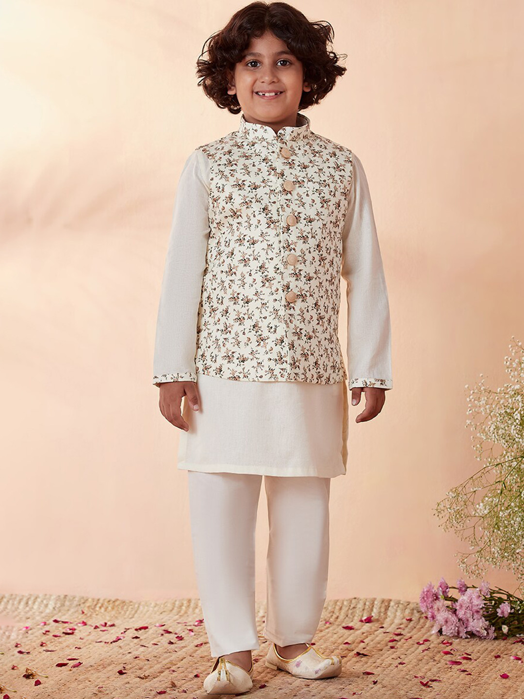 

Manyavar Boys Off White Printed Linen Kurta with Pyjamas