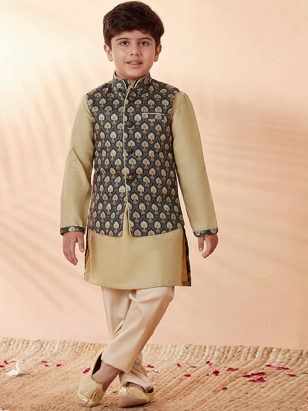 

Manyavar Boys Green Ethnic Motifs Kurta and Pyjamas with Nehru Jacket