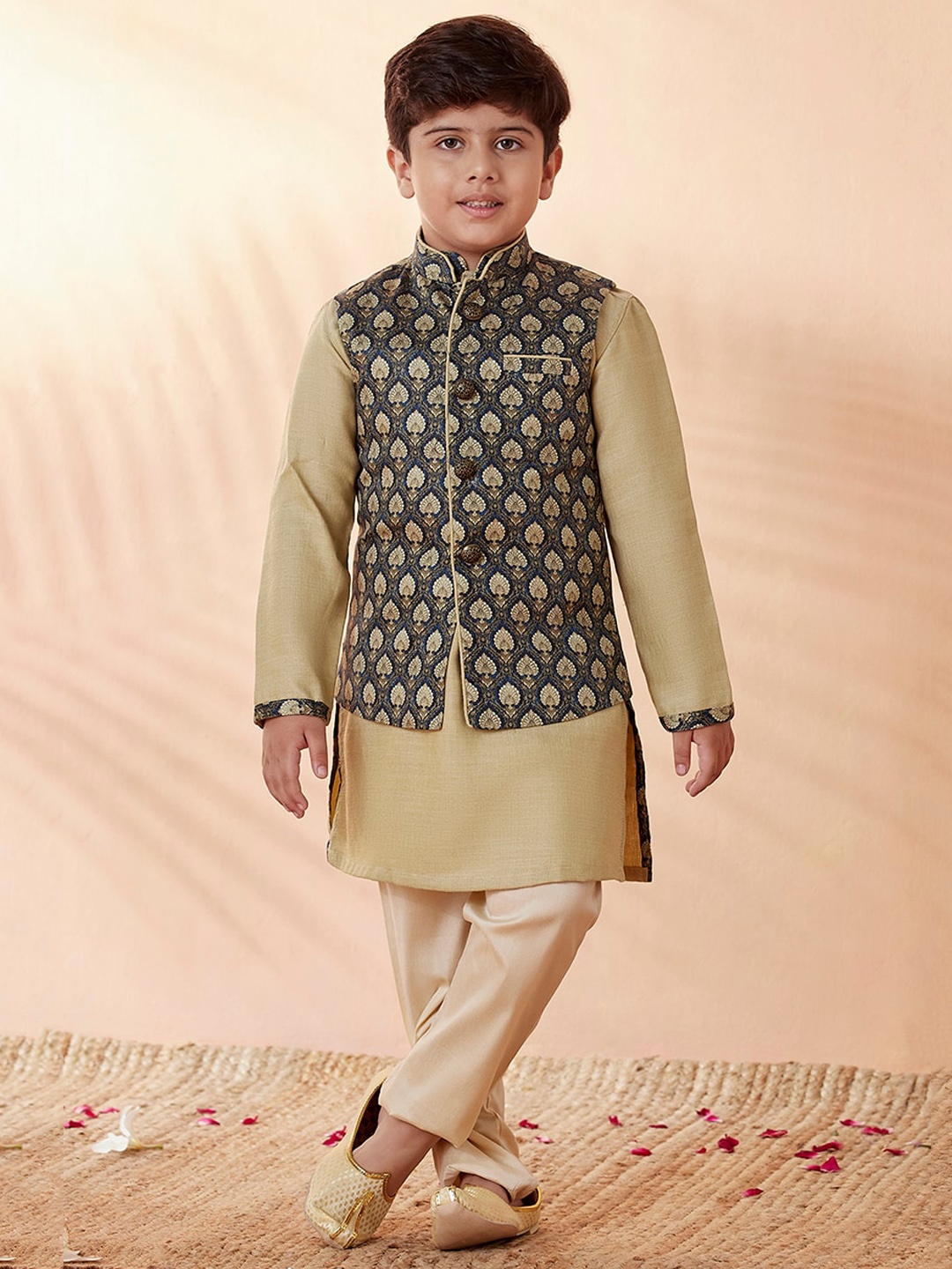 

Manyavar Boys Green Ethnic Motifs Kurta and Pyjamas with Nehru Jacket