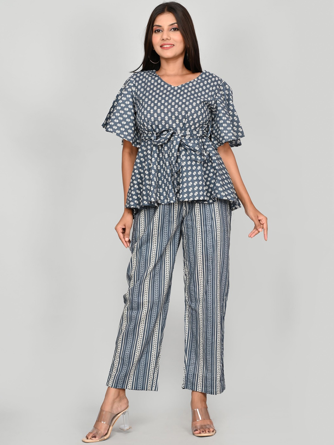 

Kesarya Women Grey & White Printed Pure Cotton Co-Ords