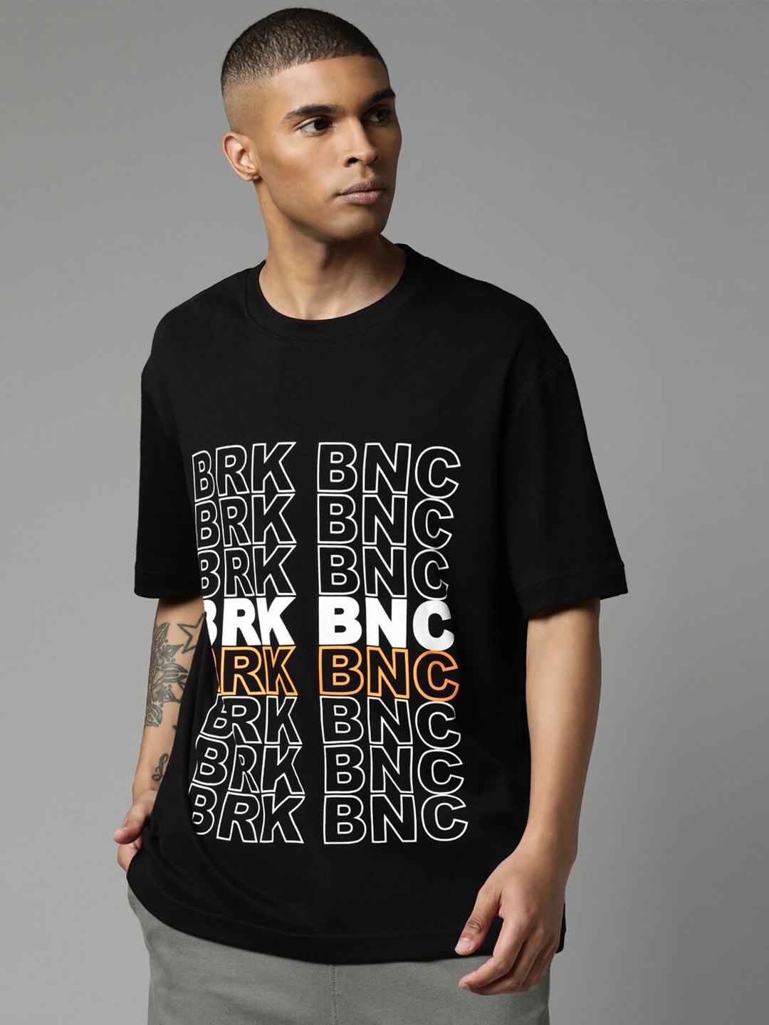 

Breakbounce Men Black & White Typography Printed Pure Cotton T-shirt