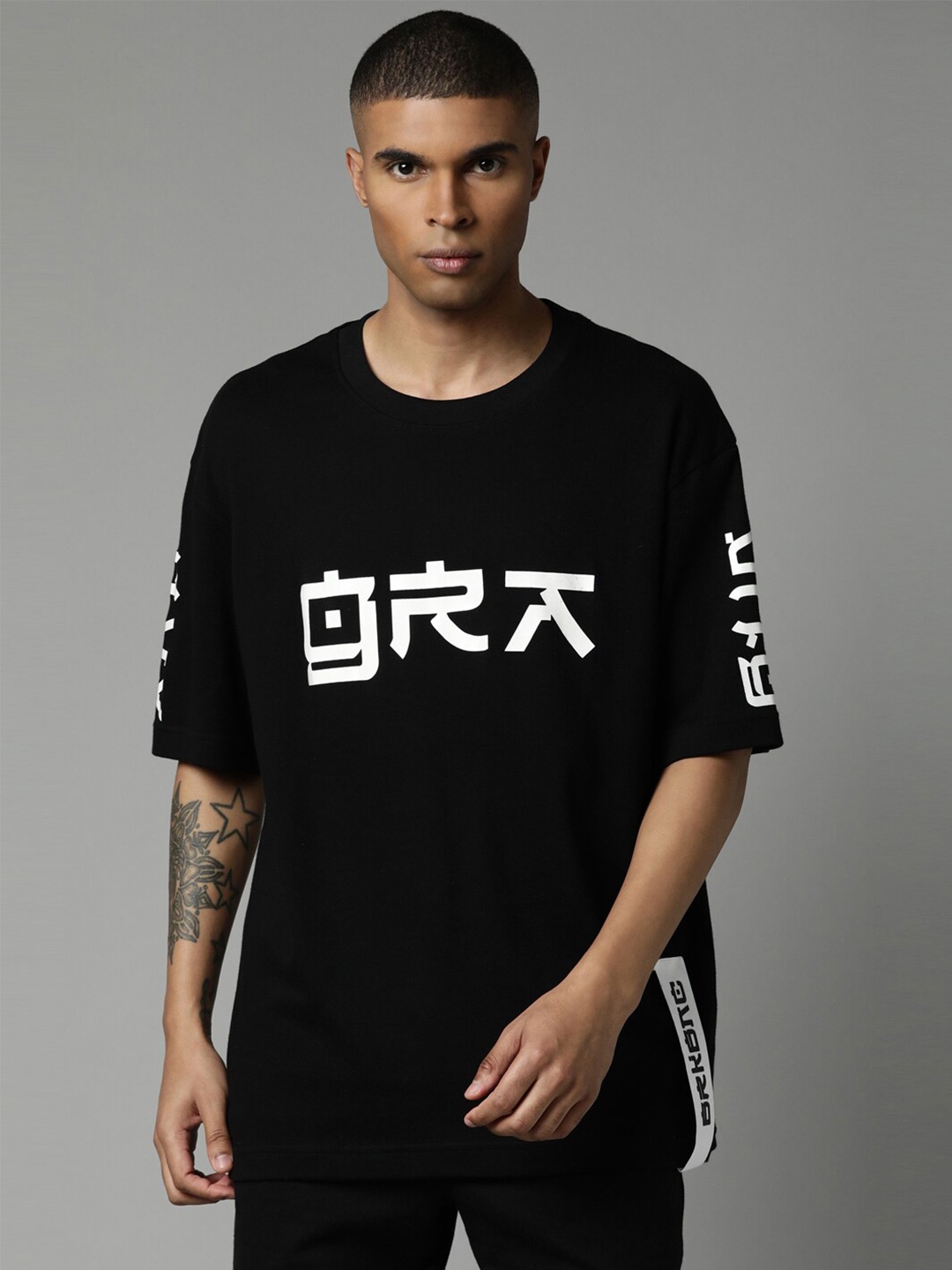 

Breakbounce Men Black & White Typography Printed Pure Cotton T-shirt