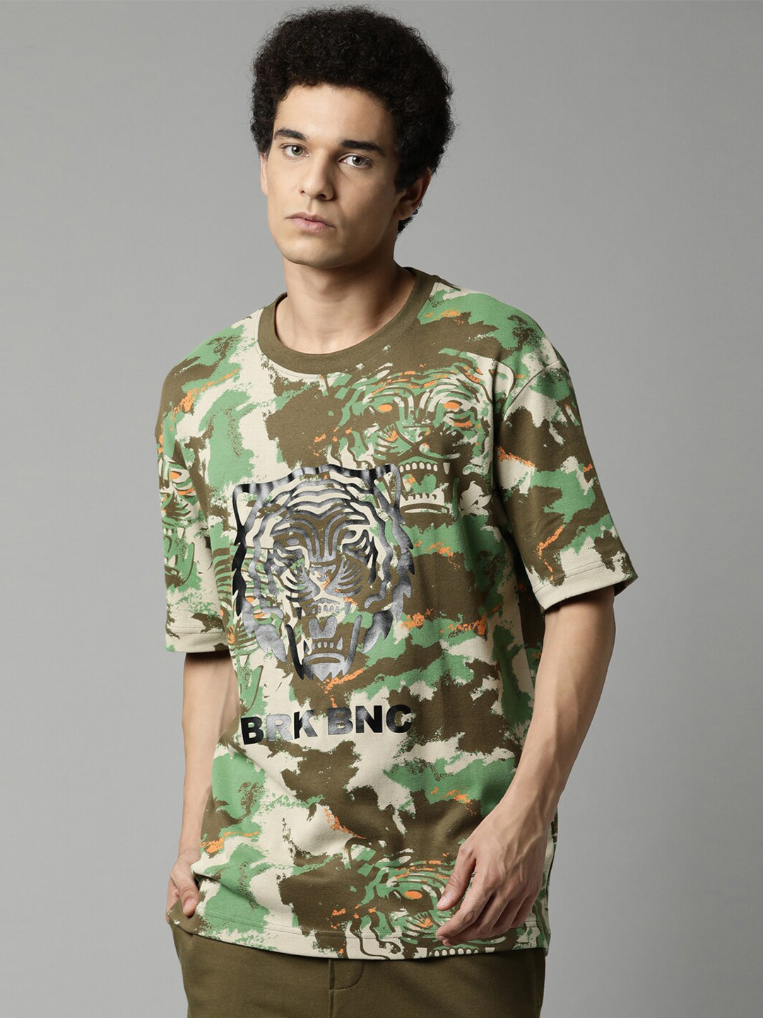 

Breakbounce Men Olive Green & Green Camouflage Printed Pure Cotton Raw Edge Boxy T-shirt