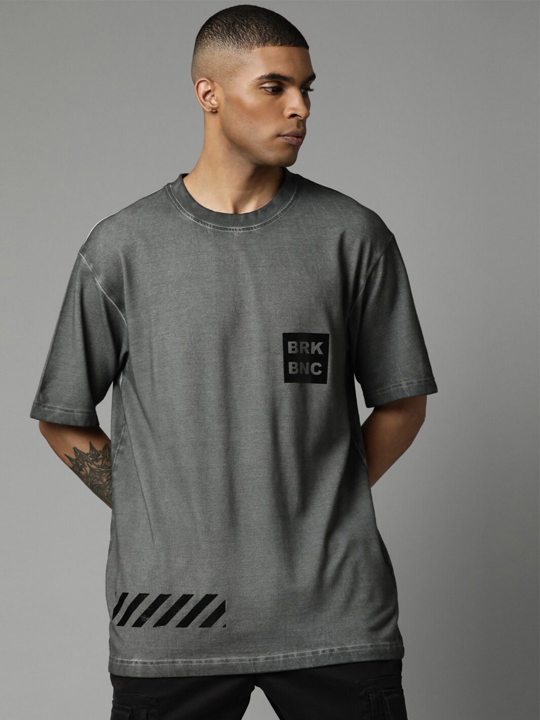 

Breakbounce Men Grey & Black Typography Printed Pure Cotton T-shirt