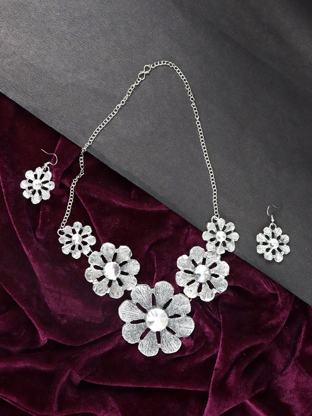 

Krelin Silver Floral Design Detailed Jewellery Set