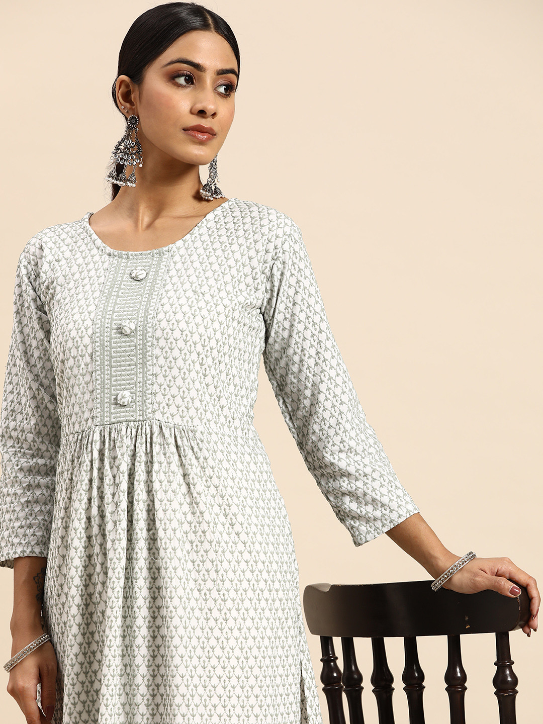 

all about you Women Grey & Silver-Toned Ethnic Motifs Embroidered Thread Work Floral Kurta