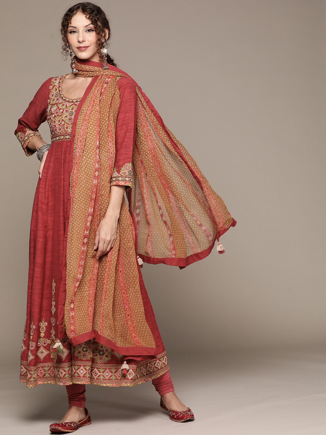 

Ritu Kumar Women Red Floral Printed Thread Work Kurta Set