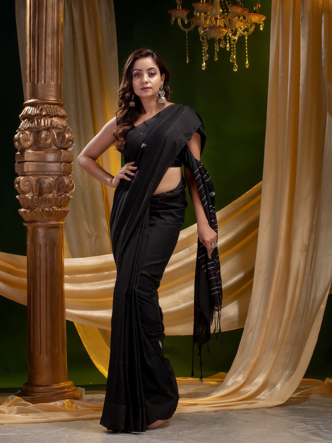 

Mitera Black & White Woven Design Pure Cotton Saree