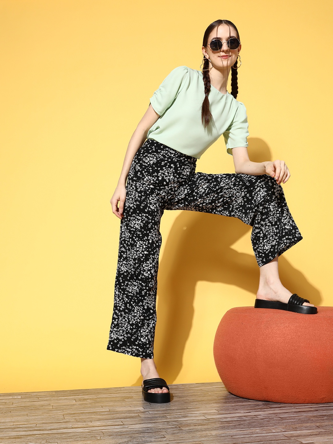 

Berrylush Women Classy Black Floral Vacay Attire