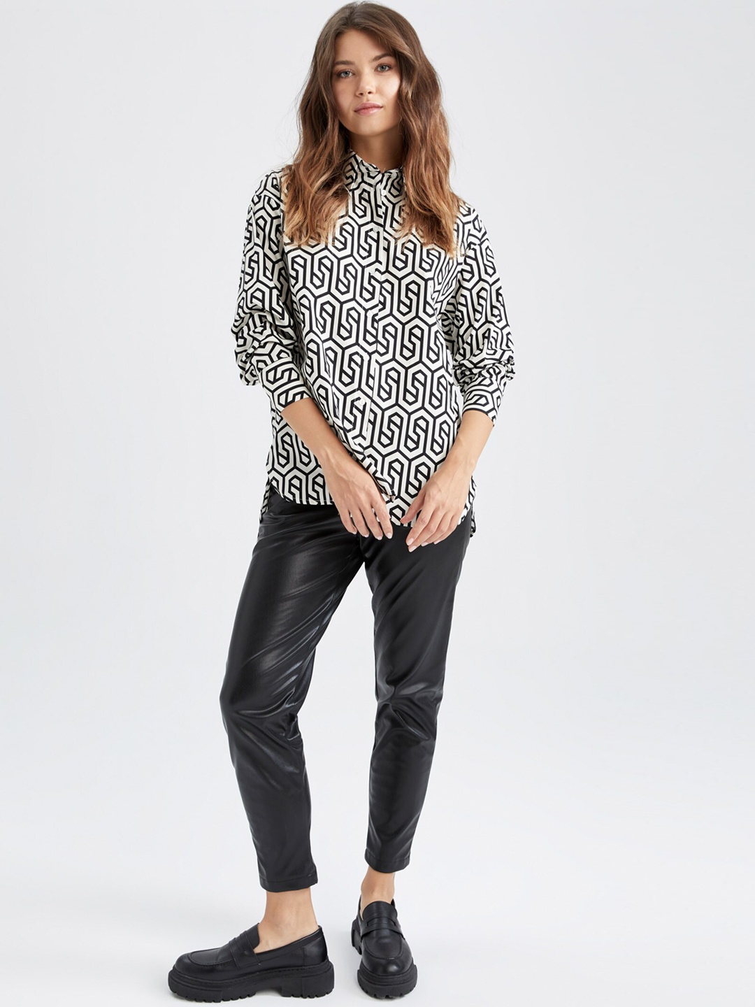 

DeFacto Women Black Slim Fit Solid Trousers