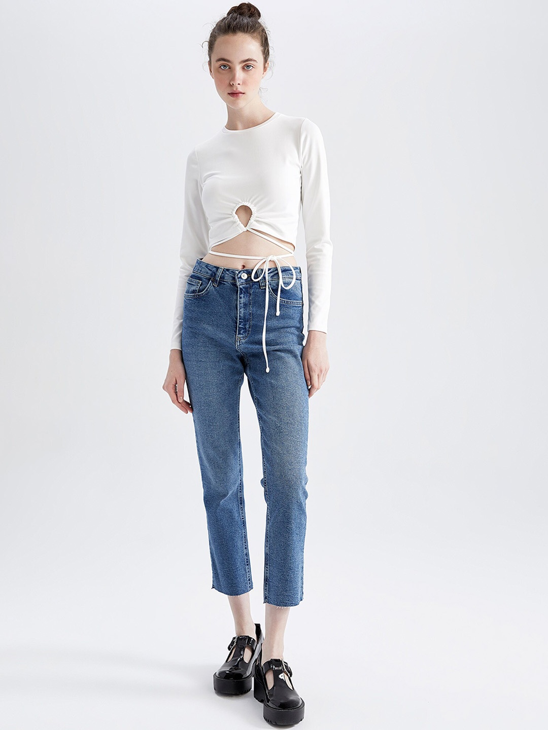 

DeFacto Women Blue Solid Cotton Slim Fit Cropped Jeans