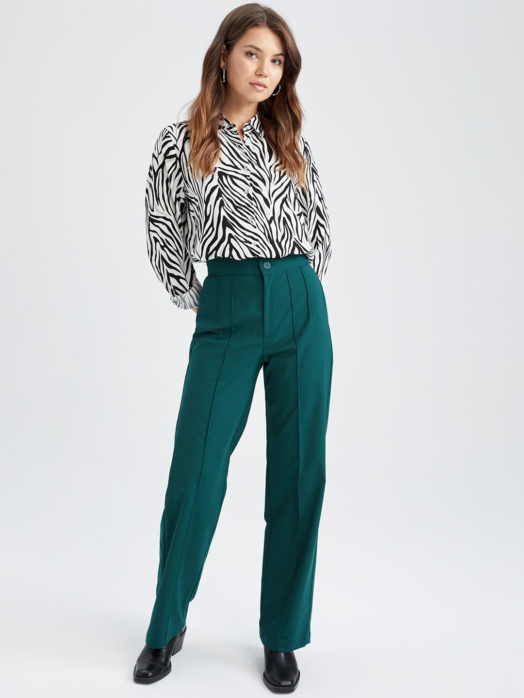 

DeFacto Women Green Solid Chinos Trouser