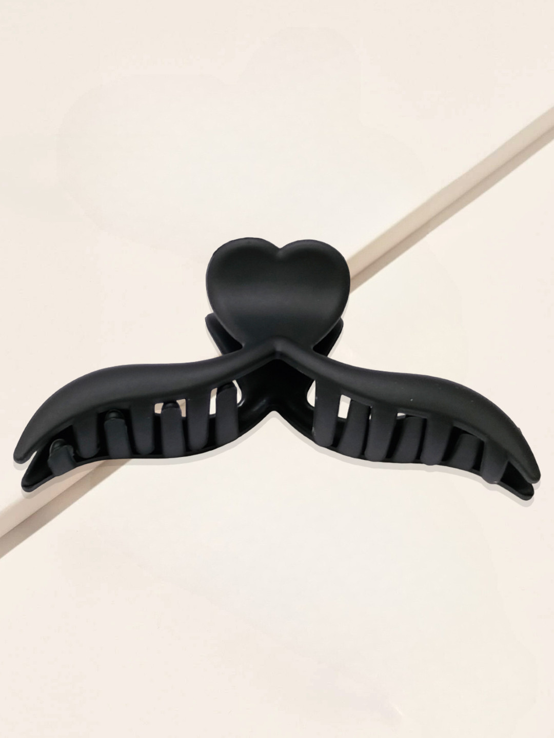 

OOMPH Women Black Solid Claw Clip
