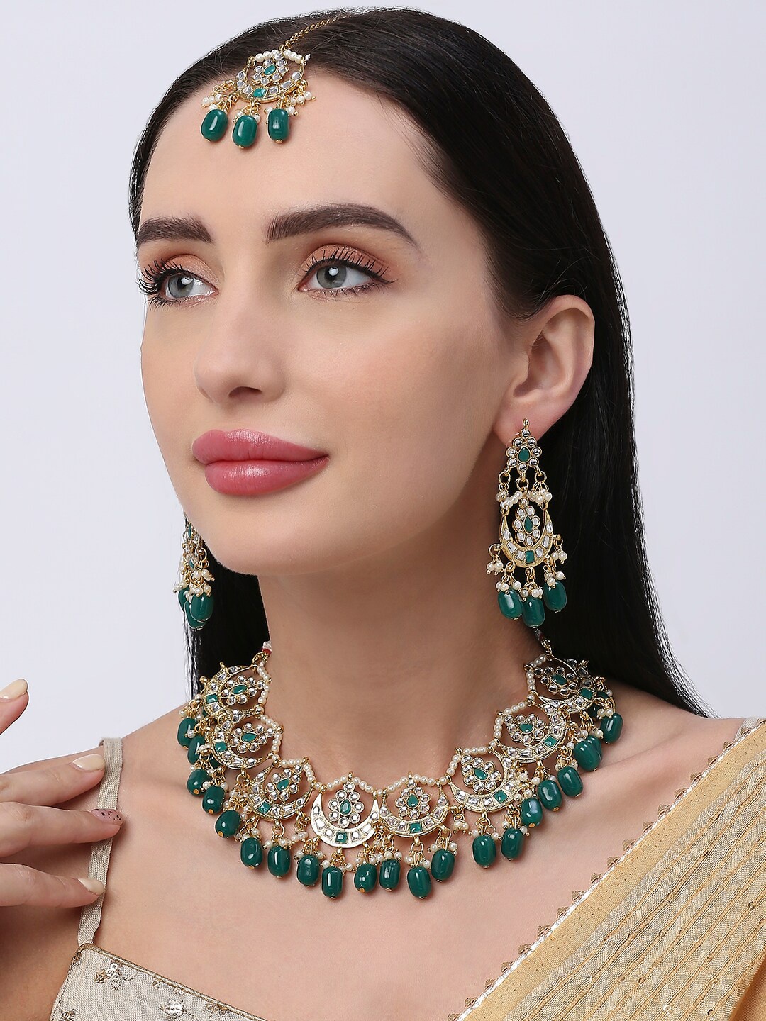 

OOMPH Gold-Toned & Green Kundan-Studded & Pearl Beaded Jewellery Set