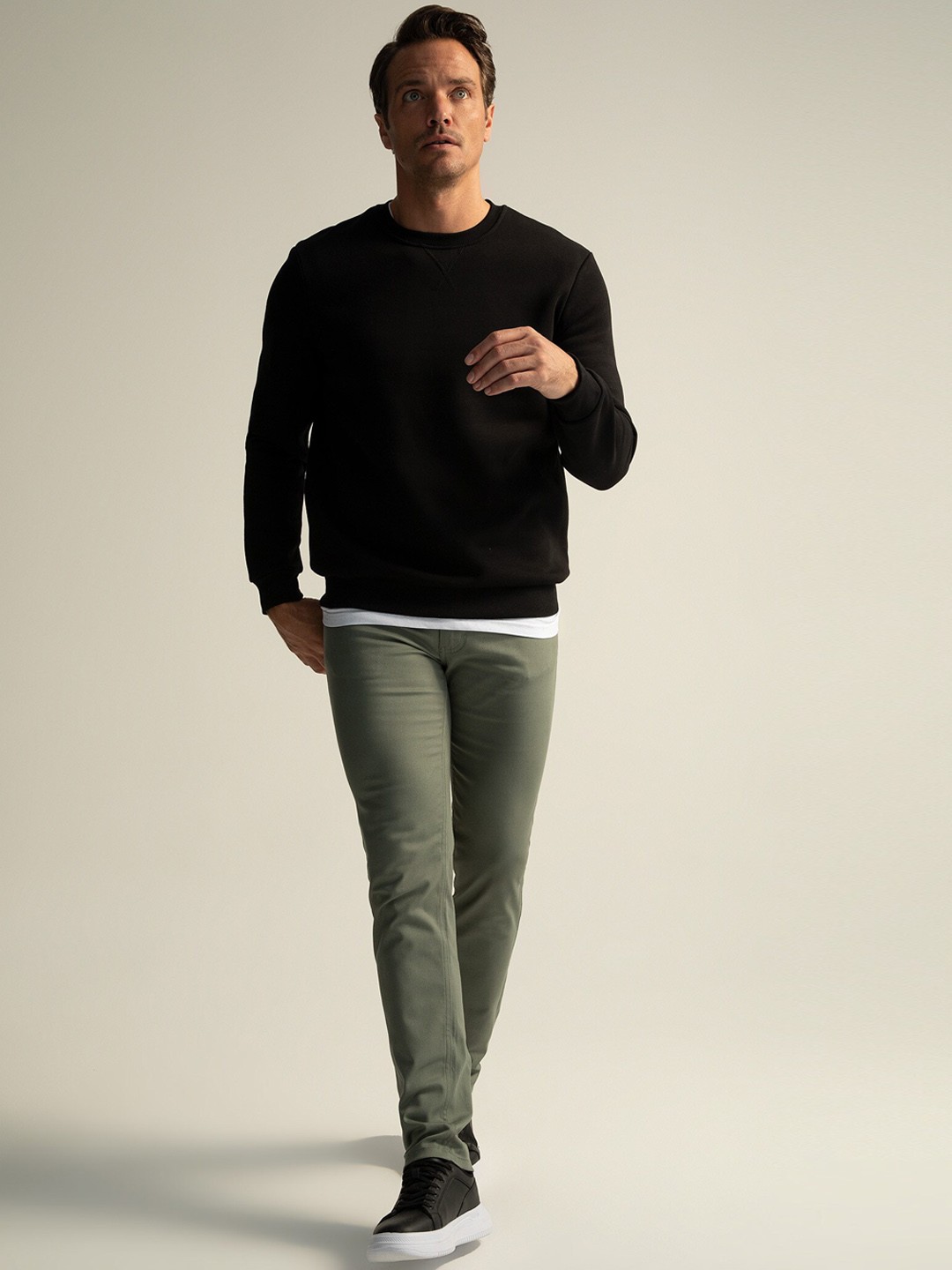 

DeFacto Men Green Solid Regular Fit Cotton Trouser