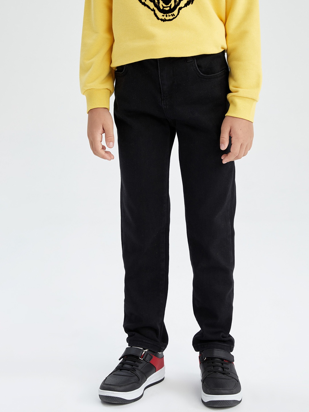 

DeFacto Boys Black Solid Jeans