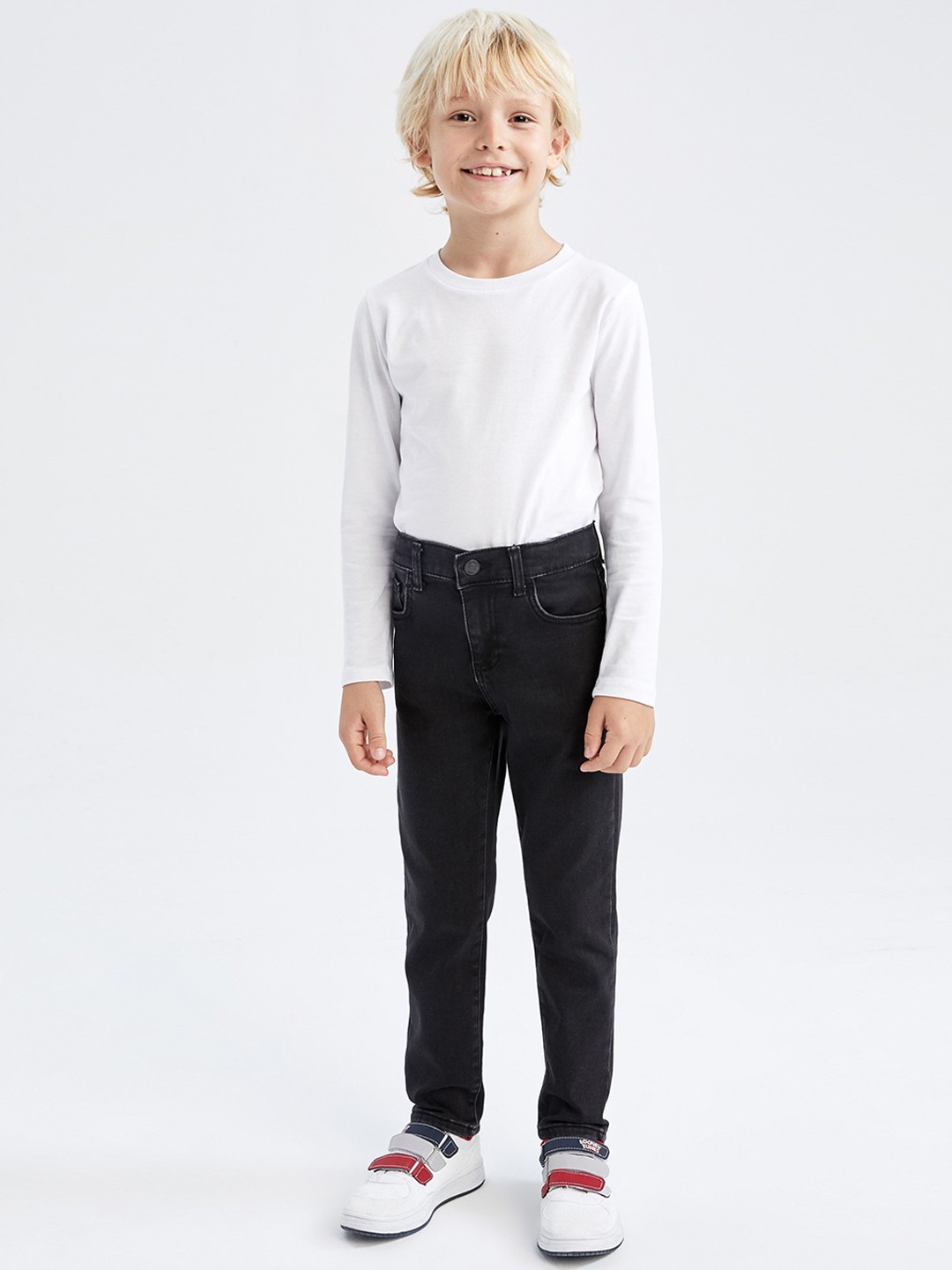 

DeFacto Boys Grey Solid Jeans