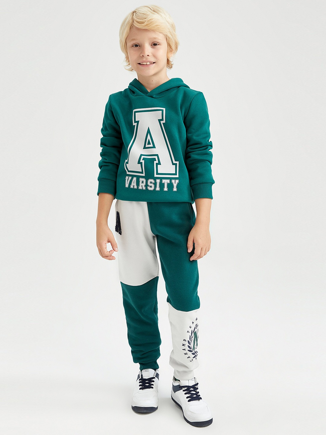 

DeFacto Boys Green & White Solid Joggers