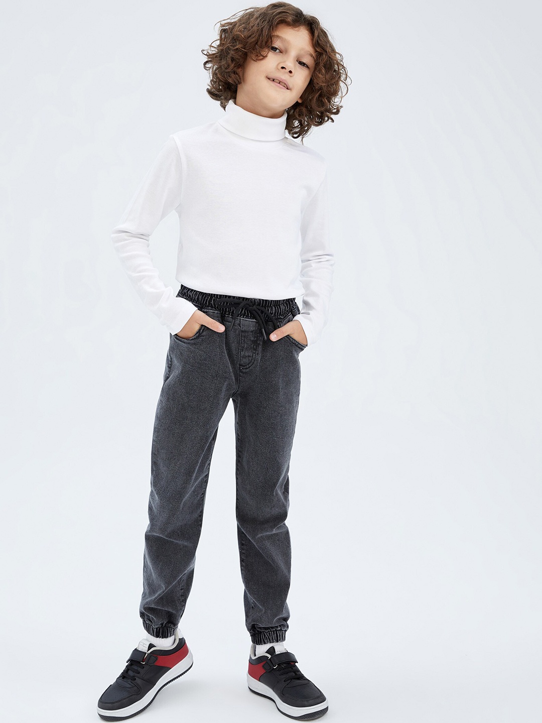 

DeFacto Boys Grey Solid Joggers Trousers