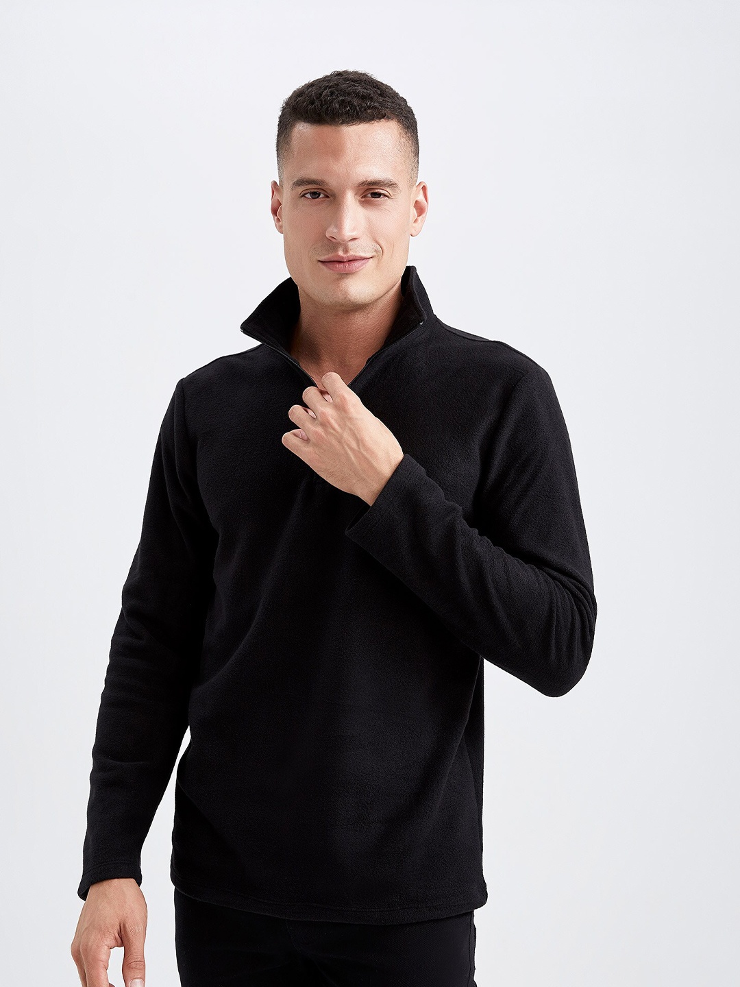 

DeFacto Men Solid Black Sweatshirt