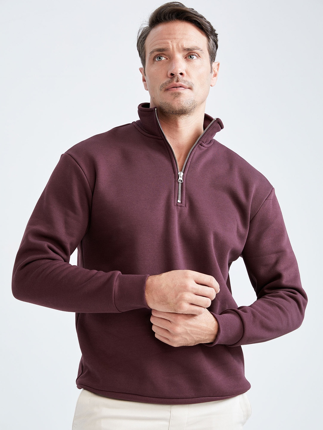 

DeFacto Men Burgundy Solid Sweatshirt